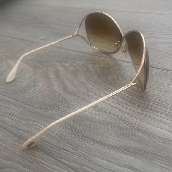 Like new Tom Ford sunglasses with case and dusting cloth. - Picture 3 of 5